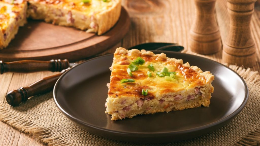 Rețetă de tartă franțuzească cu bacon și smântână – Quiche Lorraine. Un preparat deosebit care îmbină tradiția rurală cu influențele aristocratice
