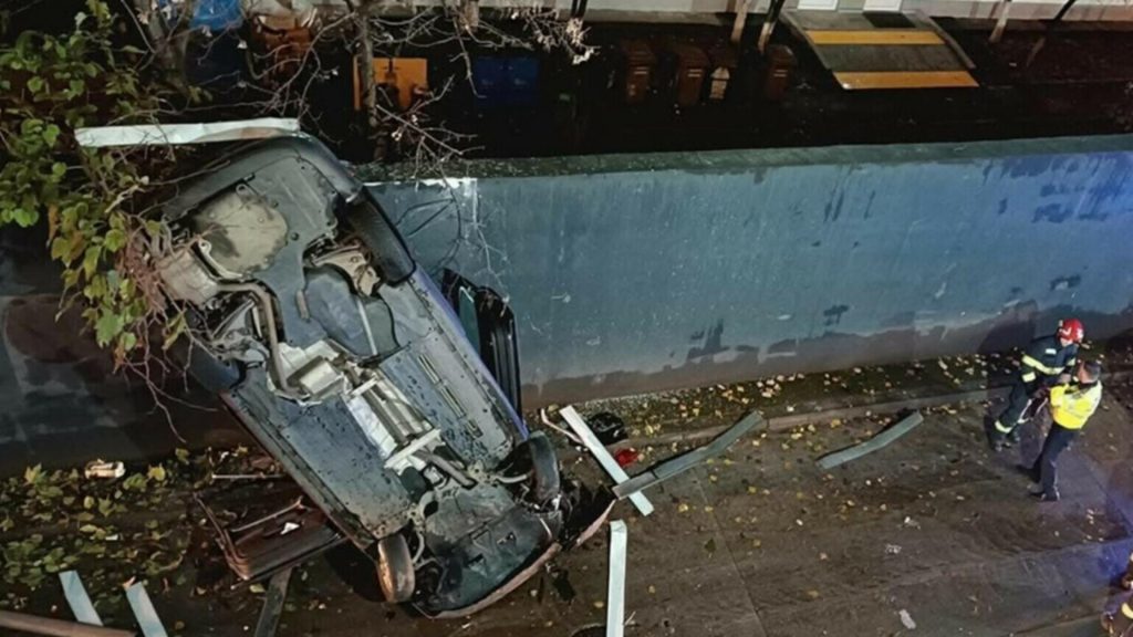O mașină a căzut de la etajul al doilea al părcării unui mall din Bucureşti. Șoferul a fost transportat la spital – FOTO