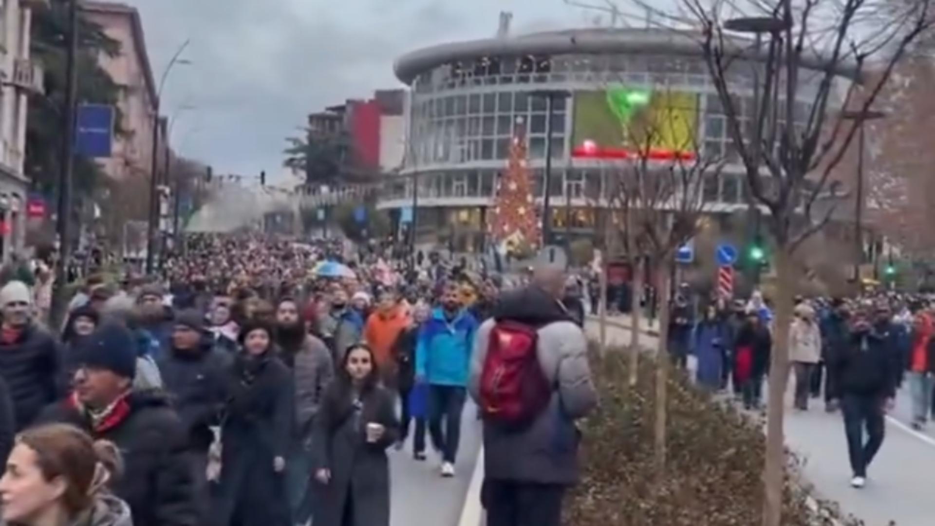 Noi proteste de amploare în Georgia. Mii de oameni au ieșit în stradă la Tbilisi pentru organizarea de noi alegeri legislative