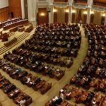 A început ședința în care este prezentat raportul Comisiei de validare. Senatorii depun JURĂMÂNTUL