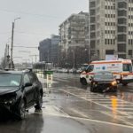 Impact frontal între două mașini, în centrul Iașului. Unul dintre șoferi ar fi fugit de la locul accidentului