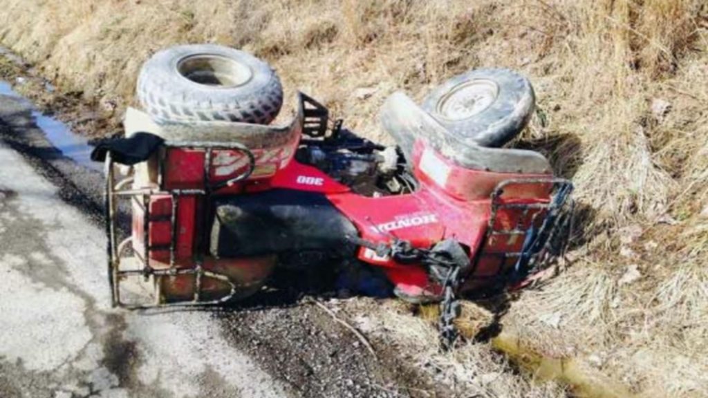 Un ATV s-a răsturnat într-un pârâu, în Prahova: un tânăr a murit, iar un altul a fost rănit grav