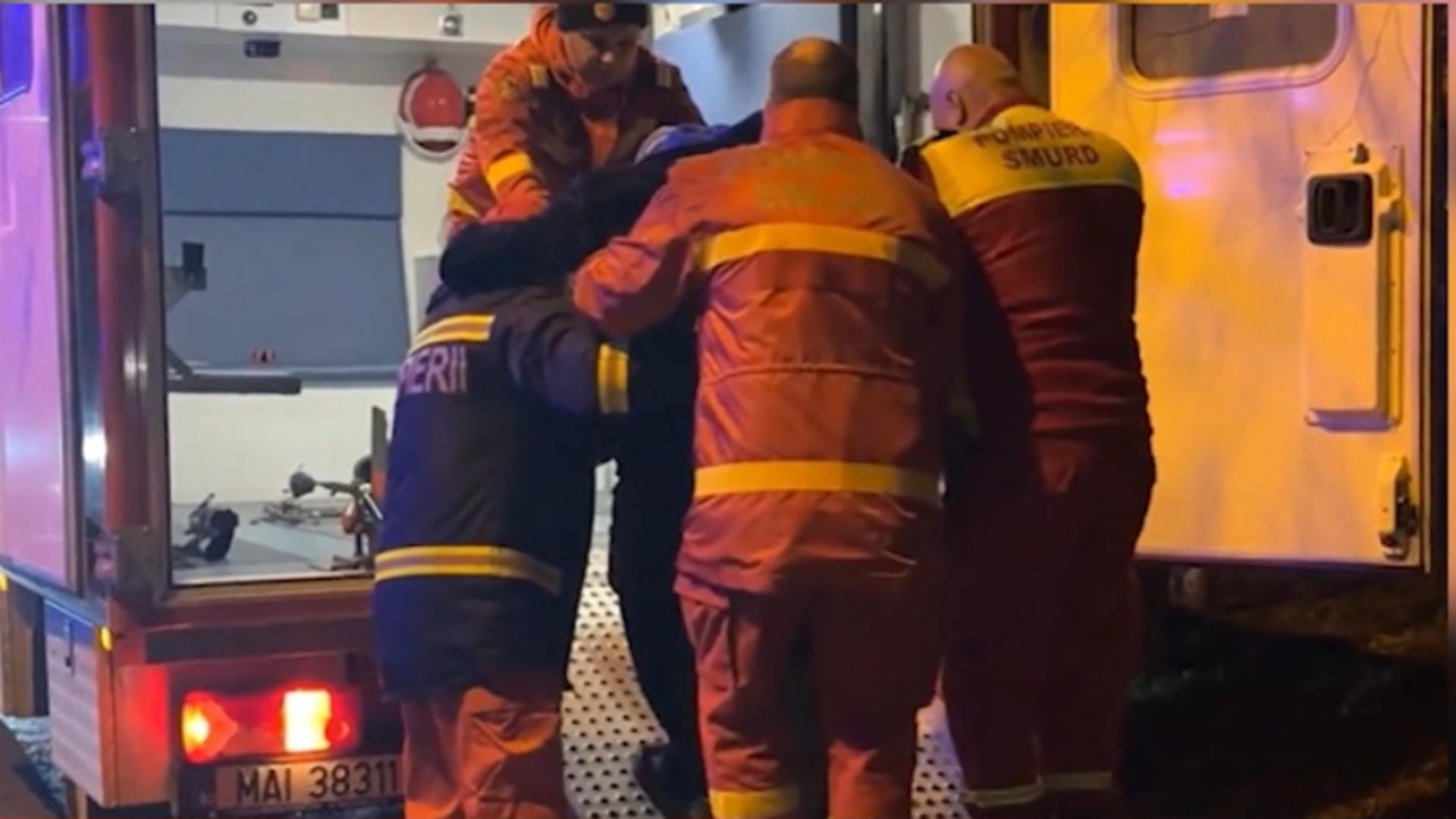 Bătrânii dintr-un azil, evacuați în toiul nopții din cauza unei eoliene defecte care s-a prăbușit peste clădire
