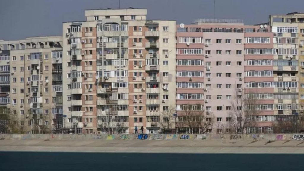 Românii nu mai se grăbesc să își cumpere case. Numărul imobilelor cumpărate a scăzut în noiembrie: cu 9.583 de tranzacții mai puțin decât luna anterioară