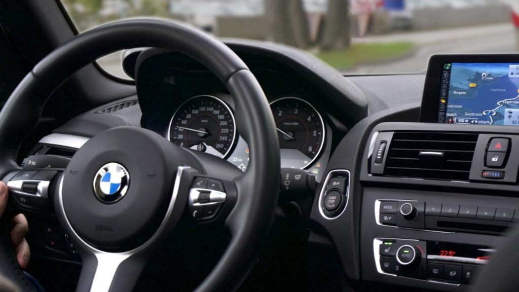 Caz inedit! Cum au cumpărat patru români un BMW de 22.000 de euro cu doar 2 euro