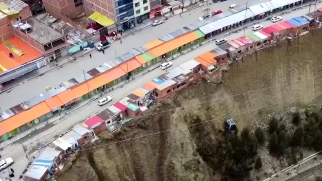 Țara unde oamenii trăiesc pe marginea prăpastiei, la propriu. De ce refuză să își părăsească locuințele