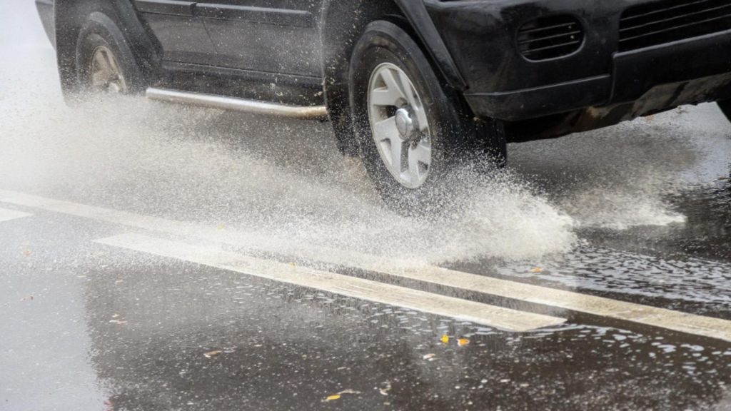Ce se întâmplă dacă circuli cu viteză pe ploaie și prin bălți și intră apă la motor? Sfaturi de la mecanici