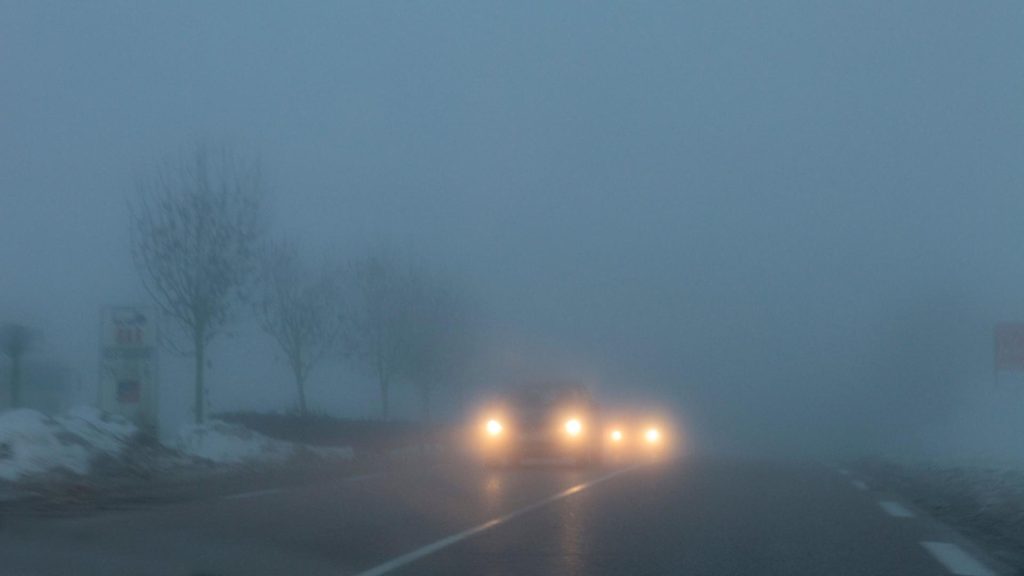 Alertă de ceață intensă pe șoselele din șase județe. Vizibilitatea în trafic este redusă sub 200 de metri