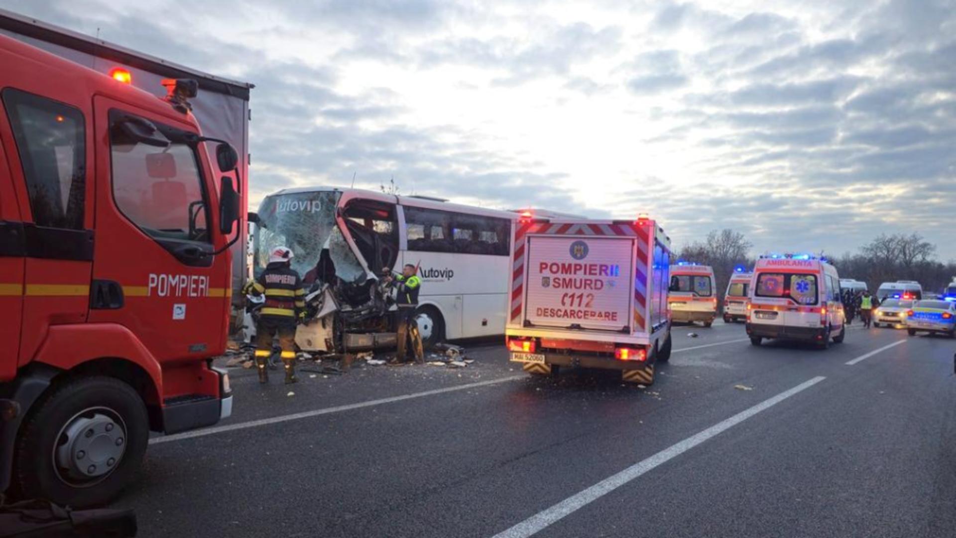 Accident grav între un camion și un autocar cu 32 de pasageri. A fost activat PLANUL ROȘU/FOTO