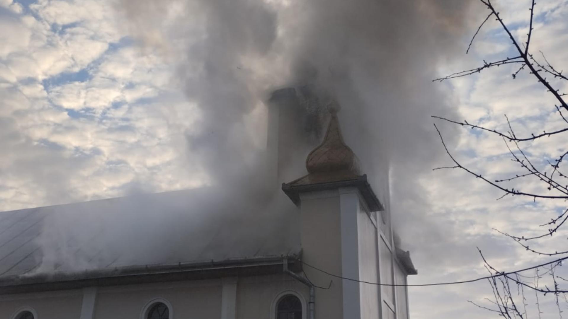 Biserică în flăcări, în Maramureș. A luat foc acoperișul. Pompierii intervin contra cronometru VIDEO