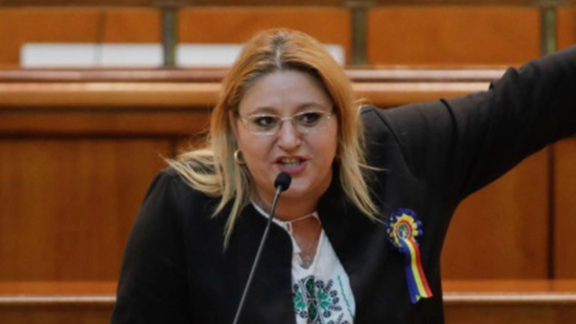 Diana Şoşoacă s-a mai pricopsit cu un dosar penal. De data asta, Parchetul a luat-o în vizor pentru purtare abuzivă, după ce a agresat verbal o jurnalistă