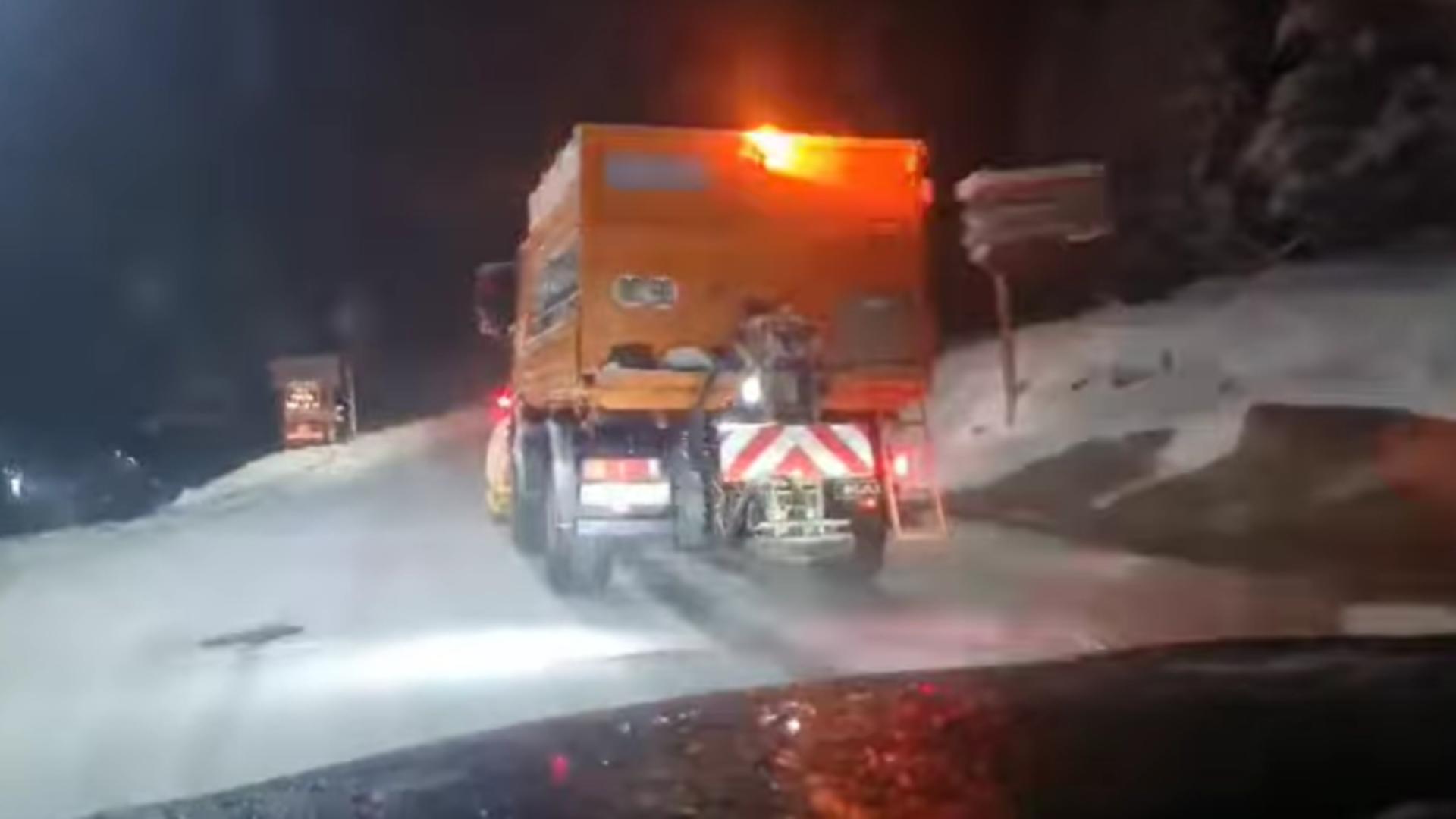 Nisoare abundentă pe drumurile din România. Drumarii au scos utilajele de deszăpezire