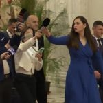 Șefa de la POT s-a răfuit cu jurnaliștii pe holurile Parlamentului. Scene violente cu noua aleasă