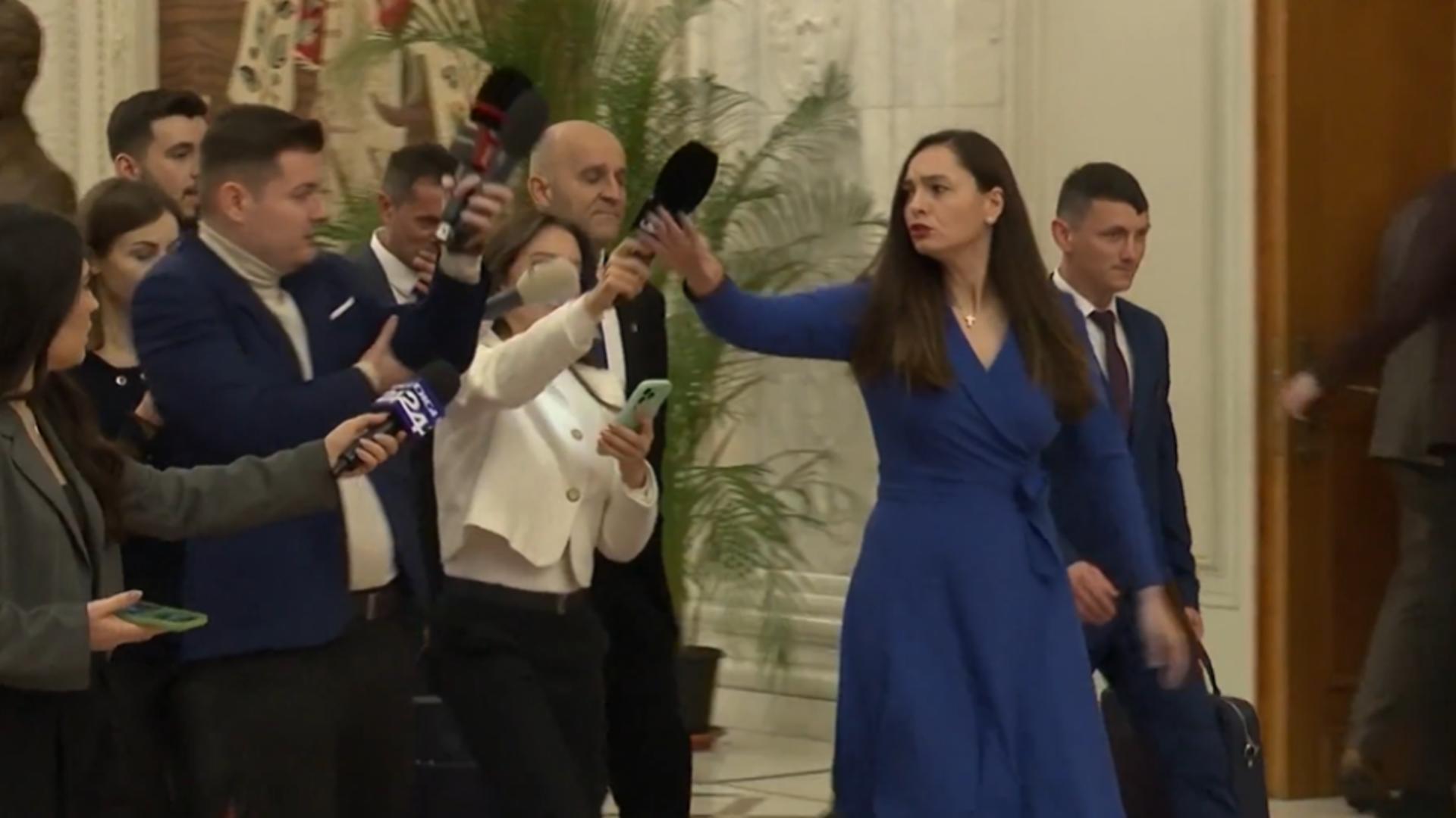 Șefa de la POT s-a răfuit cu jurnaliștii pe holurile Parlamentului. Scene violente cu noua aleasă