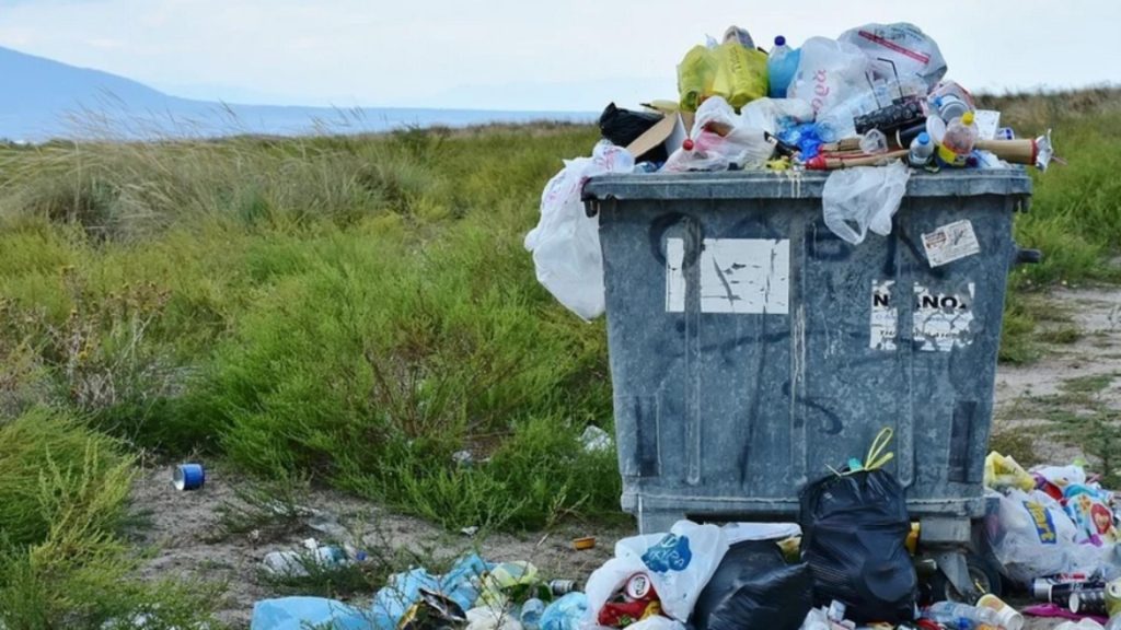 Deşeuri electrice depozitate ilegal la o companie din Arad; Garda de Mediu a depus sesizare penală
