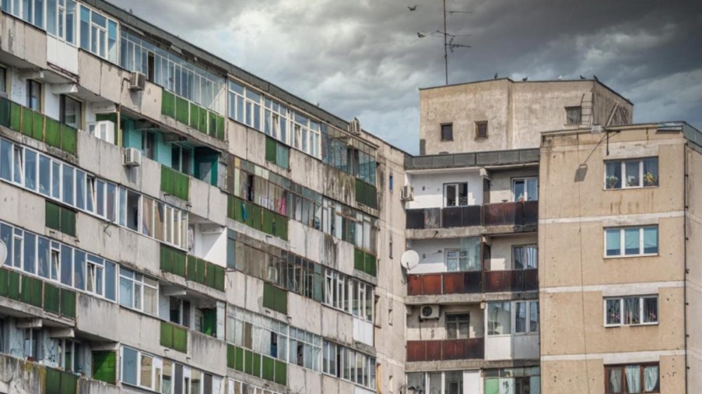 Românii sunt INVENTIVI. Incredibil ce și-a făcut un român fără să-i pese de părerea celorlați: un trecător i-a fotografiat balconul