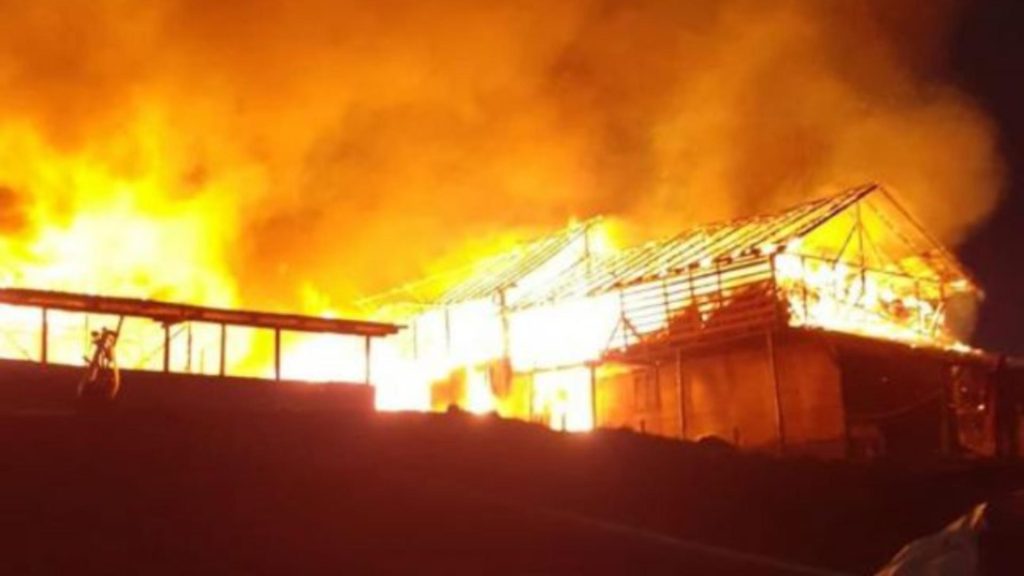 Incendiu de proporții la o fabrică din Câmpina. Șase angajați au reușit să fugă din calea flăcărilor