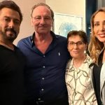 Tablou de FAMILIE! Iulia Vântur, alături de părinții săi și Salman Khan. Aniversare în familia blondinei