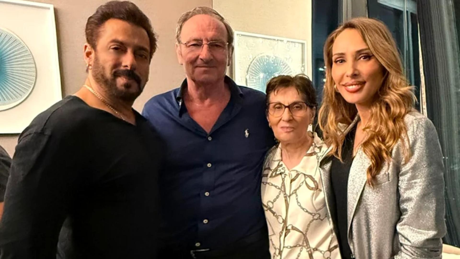 Tablou de FAMILIE! Iulia Vântur, alături de părinții săi și Salman Khan. Aniversare în familia blondinei