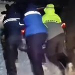 O familie cu un bebeluș de 2 ani, salvată din mașina blocată în nămeți. Jandarmii au intervenit la timp VIDEO