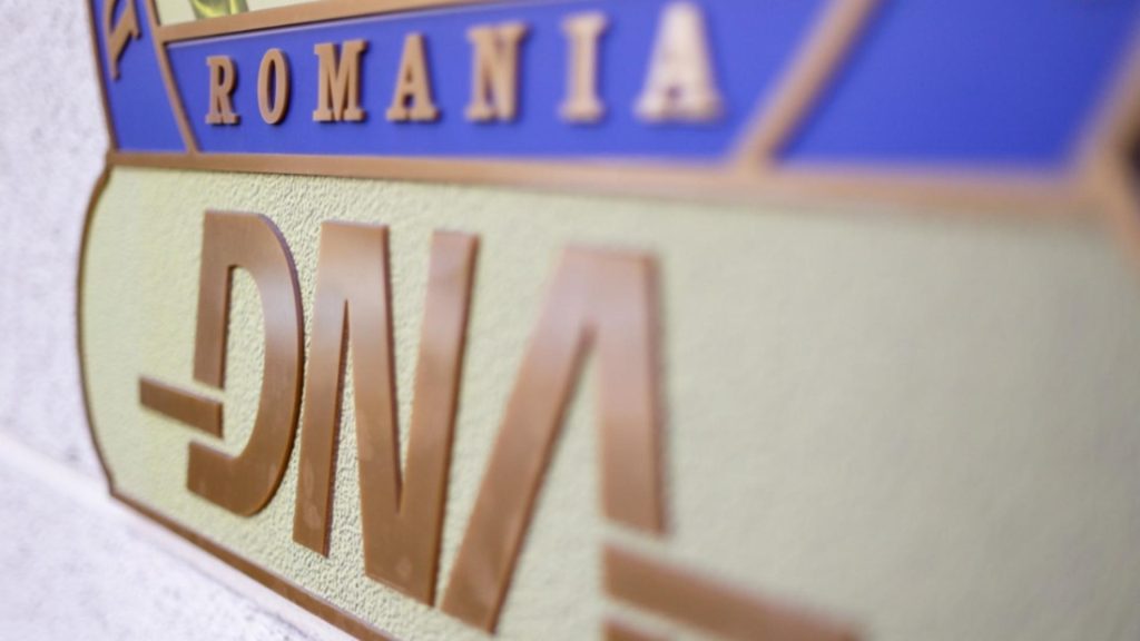 Poliţişti de frontieră şi vameşi din Iași, trimişi în judecată pentru luare de mită