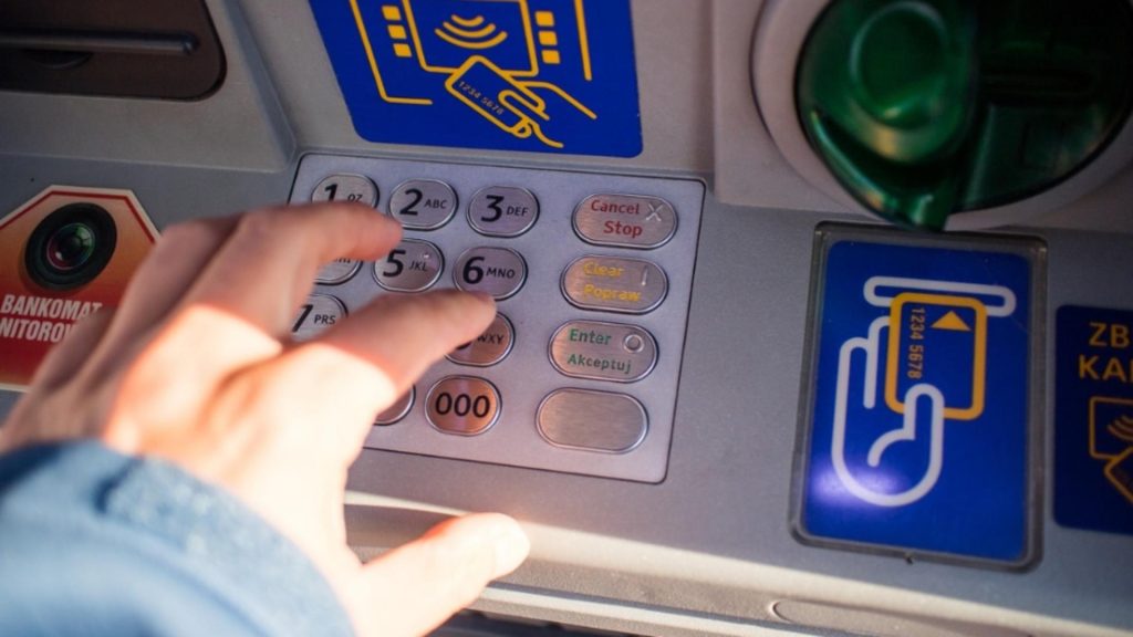 Anunț de ultimă oră pentru pensionarii care primesc banii pe card. Sumele sunt virate către trezorerii