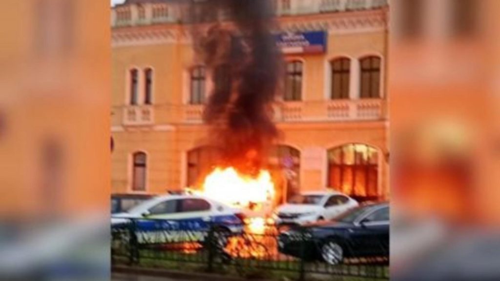 Momente de panică la Oradea. Un taxi a fost cuprins de flăcări și s-a făcut scrum chiar în fața gării – VIDEO