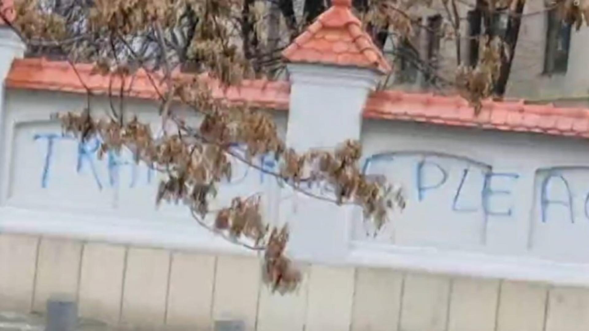 „Trădătorule, plecă!”. Mesajul scris de români pentru Iohannis, pe gardul Palatului Cotroceni – VIDEO