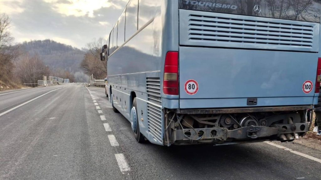 Accident grav în Hunedoara. Un autocar cu 45 de copii a fost luat în plin de un camion
