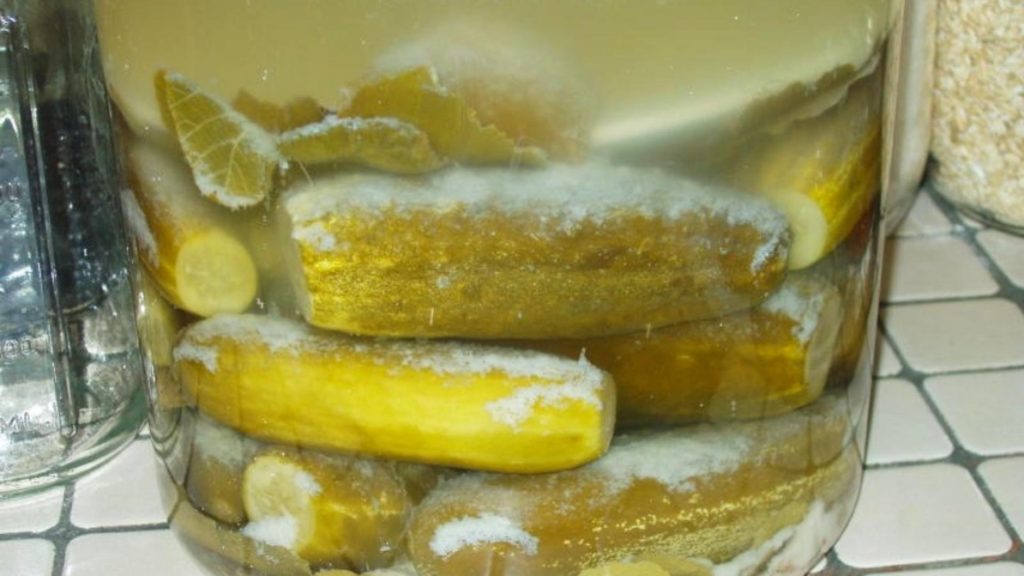 Ce te faci dacă murăturile au făcut floare? Trucul prin care poți să le salvezi, împărtășit de bunicii noștri