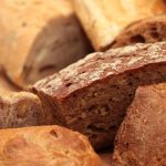 Pâine săţioasă, fără gluten, cu 2 ingrediente. E gata în 40 de minute!