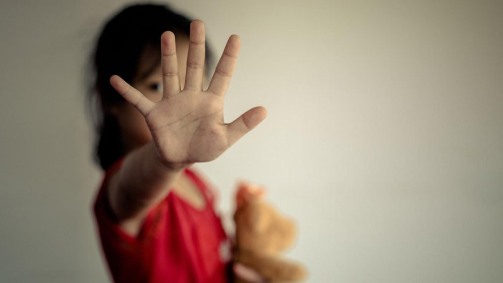 Un cunoscut cântăreț din Galați, acuzat de pedofilie. Ar fi filmat actele sexuale cu trei minori