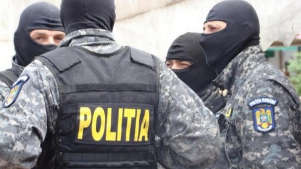 Percheziții de amploare în județul Argeș, la persoane suspectate de antisemitism şi instigare publică