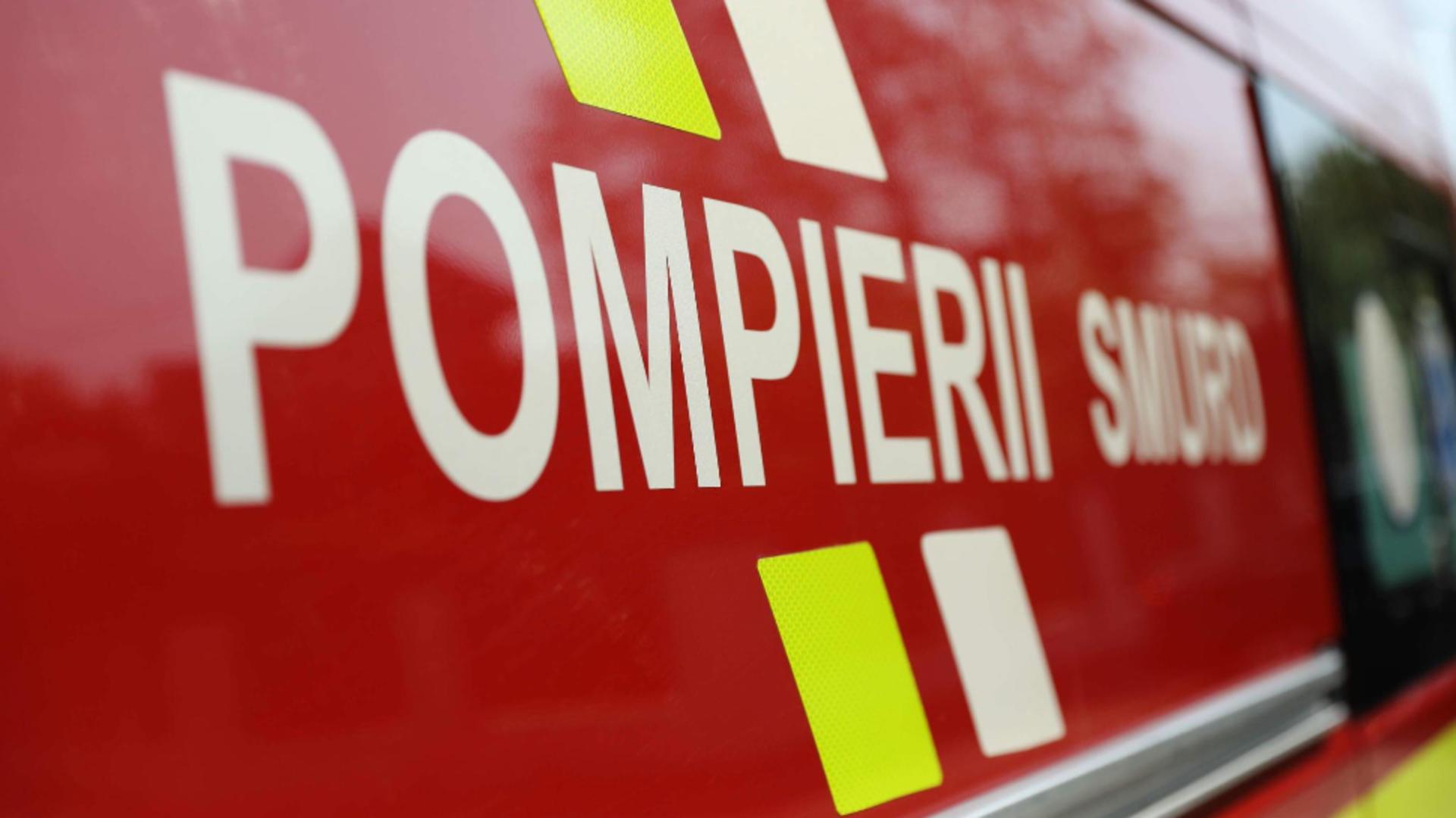 Incendiu generalizat la un service auto din Piteşti: mai multe mașini, mistuite de foc