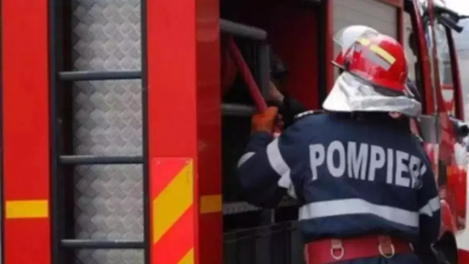 Incendiu violent la un depozit de materiale pe Centura de Nord a Craiovei. Pompierii se luptă cu flăcările contra cronometru