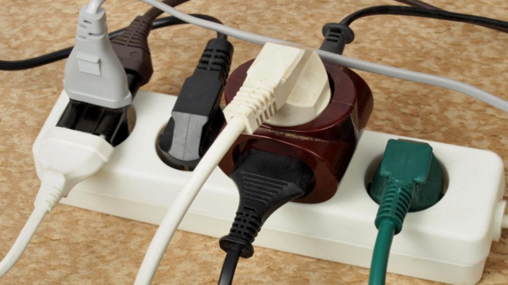 Aceste electrocasnice nu trebuie niciodată conectate împreună la prelungitor. Riscăm să provocăm un incendiu
