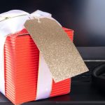 Scapă de grija cadoului de Secret Santa pentru o colegă de birou: cum te încadrezi într-un buget rezonabil