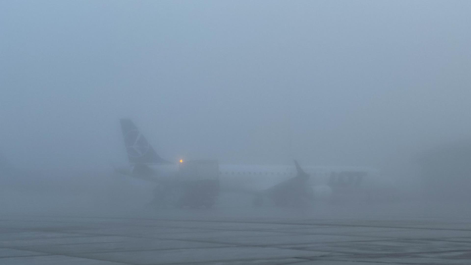 Traficul aerian, perturbat de ceață! Un zbor care trebuia să aterizeze la Iași a fost DEVIAT spre un aeroport din Bulgaria