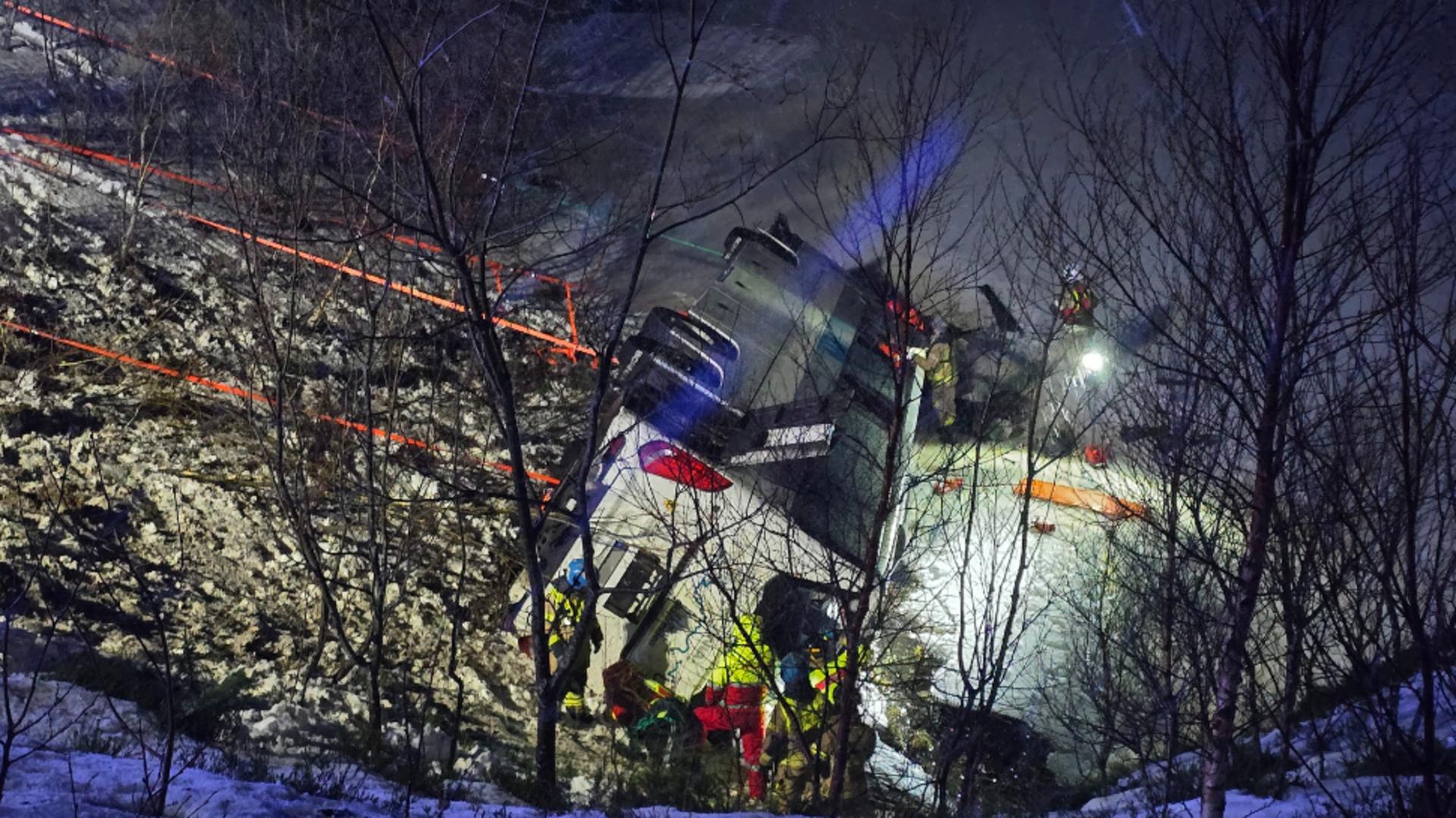 Accident înfiorător, în a doua zi de Crăciun: 3 morți, după ce autocarul a plonjat într-un lac