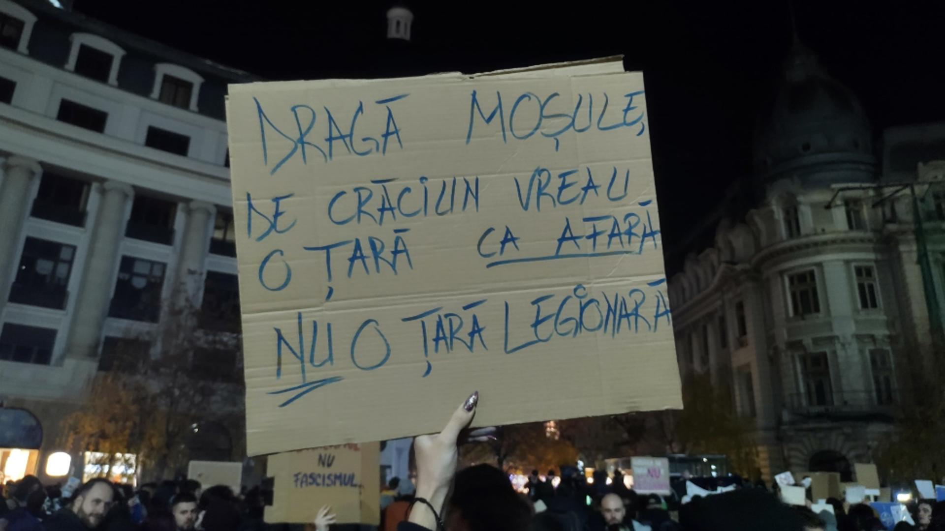 Piața Universității dă în clocot: mii de români ies în stradă. Jandarmii, pregătiți să intervină în forță