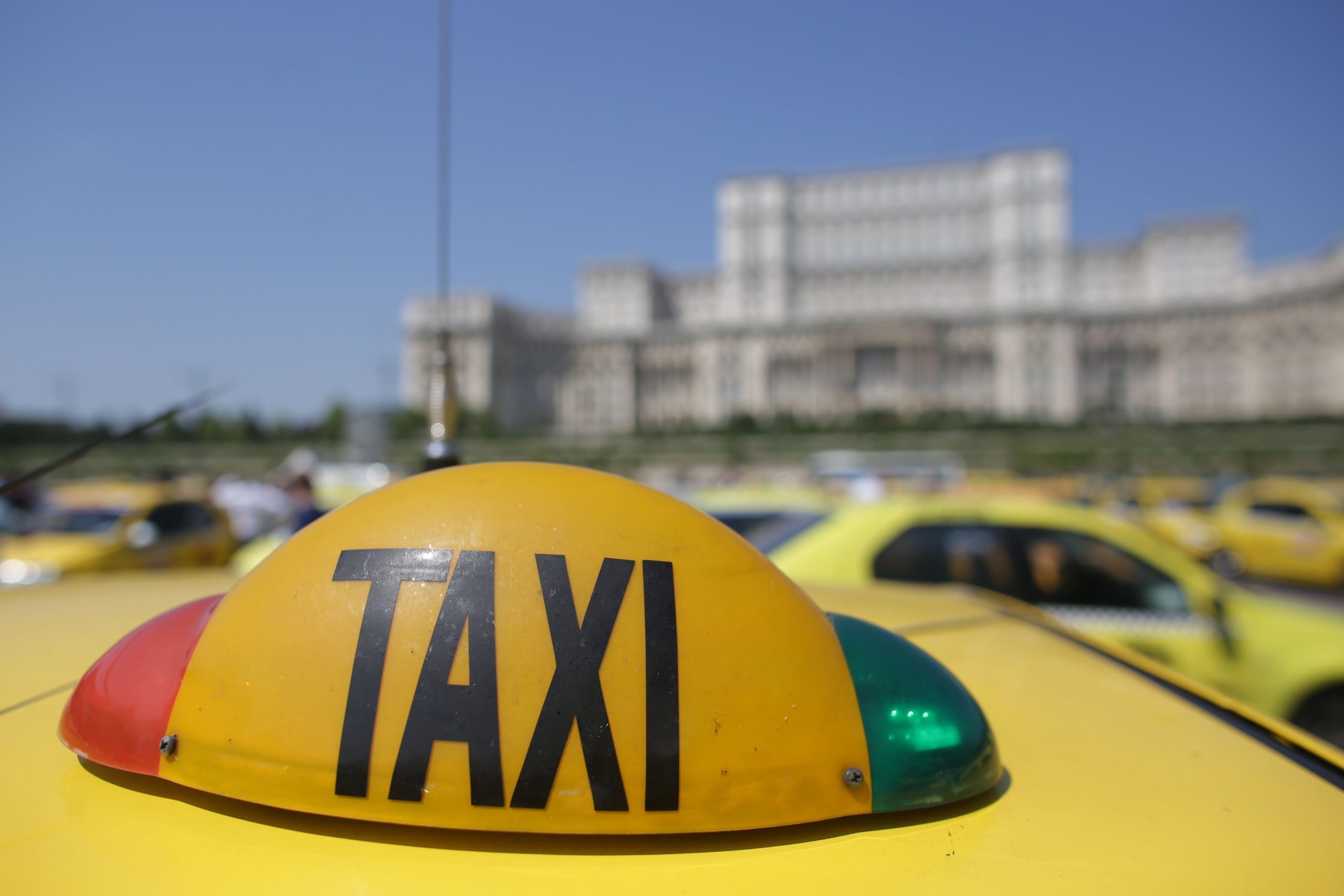 Asiaticii au primit undă verde să se angajeze ca șoferi de taxi sau ridesharing în România