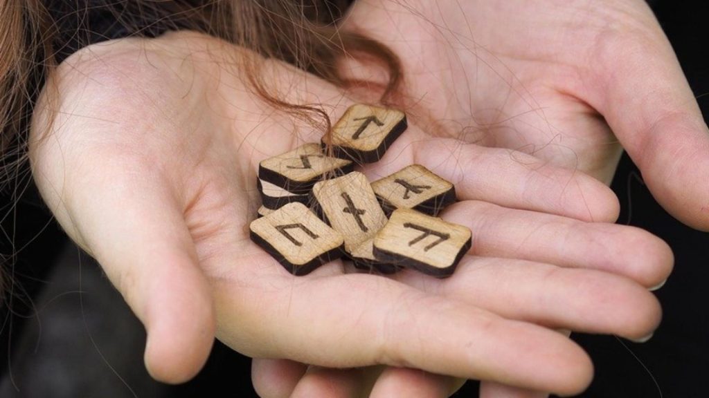 Etalare RUNE, vineri, 13 decembrie 2024. Mesaje și sfaturi de la Univers pentru toate zodiile