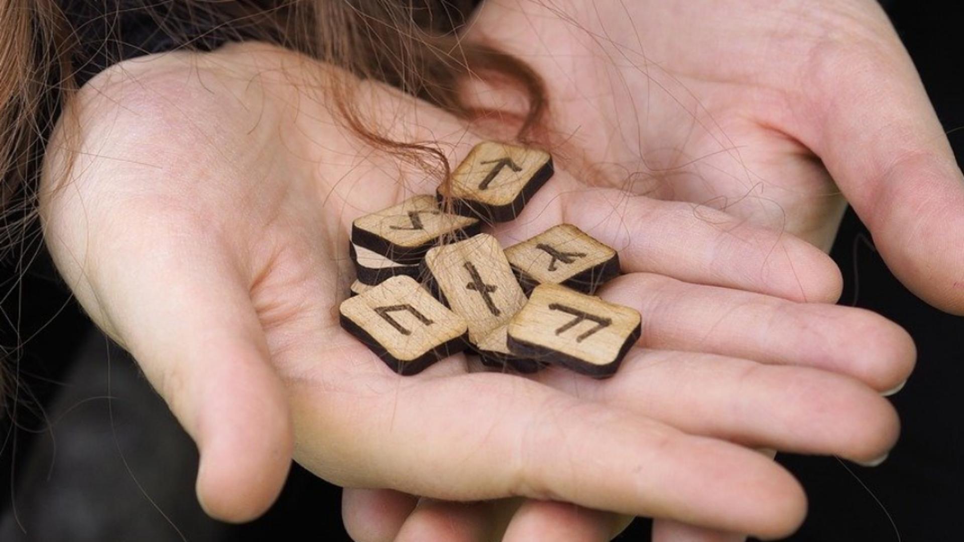 Etalare RUNE, vineri, 13 decembrie 2024. Mesaje și sfaturi de la Univers pentru toate zodiile