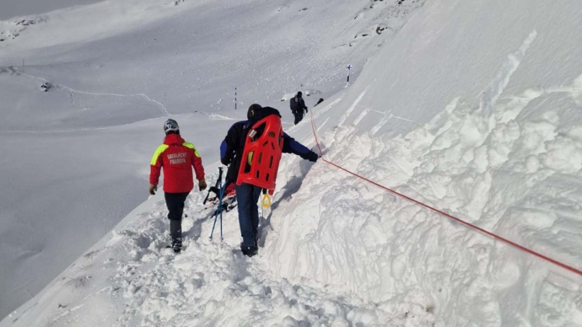 Turişti salvaţi de pe traseul Via Transilvanica. Misiune contracronometru pentru a recupera un turist care a căzut în timp ce vizita o cascadă din zonă