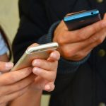 Telefoanele mobile ar putea fi interzise în școli. De când va intra în vigoare această lege