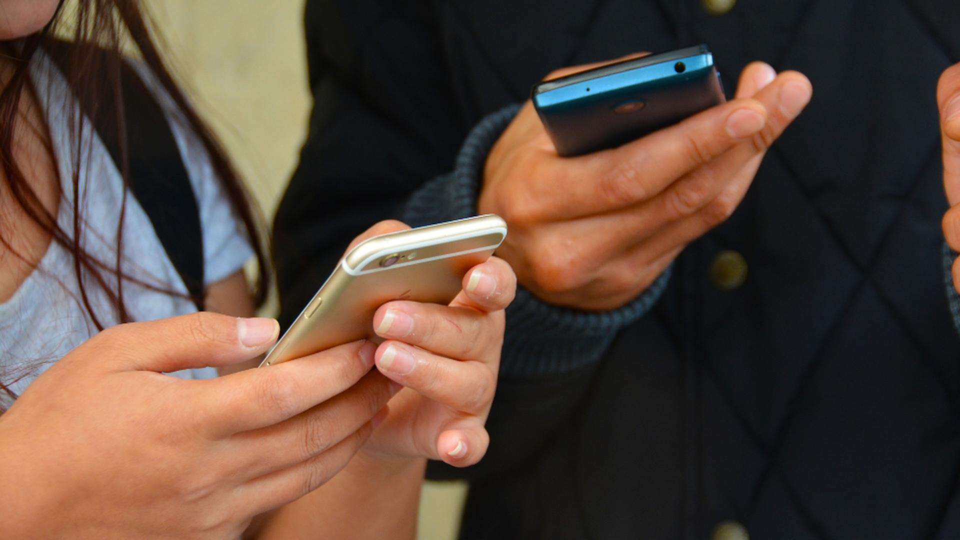 Telefoanele mobile ar putea fi interzise în școli. De când va intra în vigoare această lege