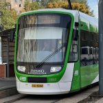 Circulația tramvaielor pe linia 41, blocată din cauza unui accident: o mașină a rămas blocată pe linii, după ce a rupt parapetul – anunțul STB pentru călători