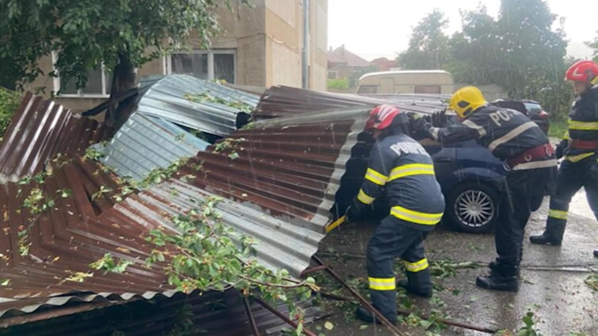 Vremea rea face ravagii în țară. 70 de mașini distruse de furtuna extremă din Capitală. Sute de pasageri blocați în tren. Drumuri blocate de nămeți