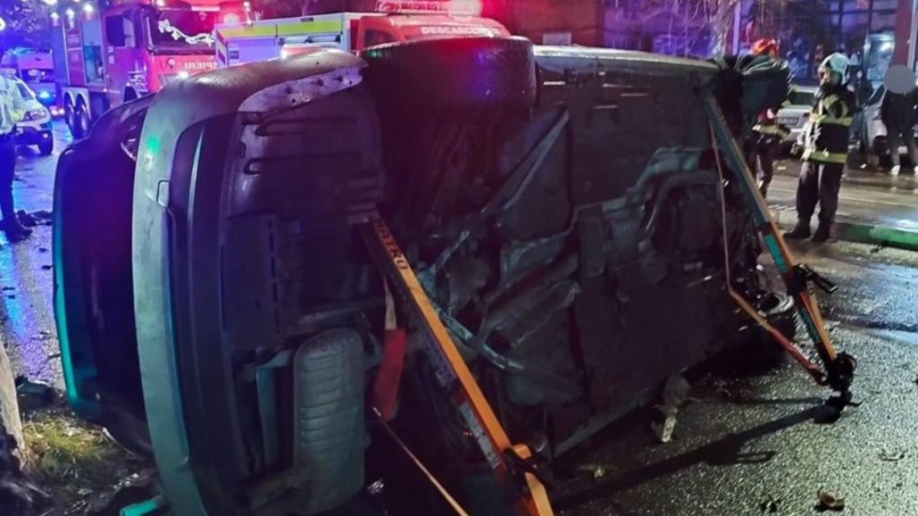 4 persoane, la spital după un accident grav în Râmnicu Vâlcea. O mașină s-a răsturnat și a lovit alte două vehicule parcate