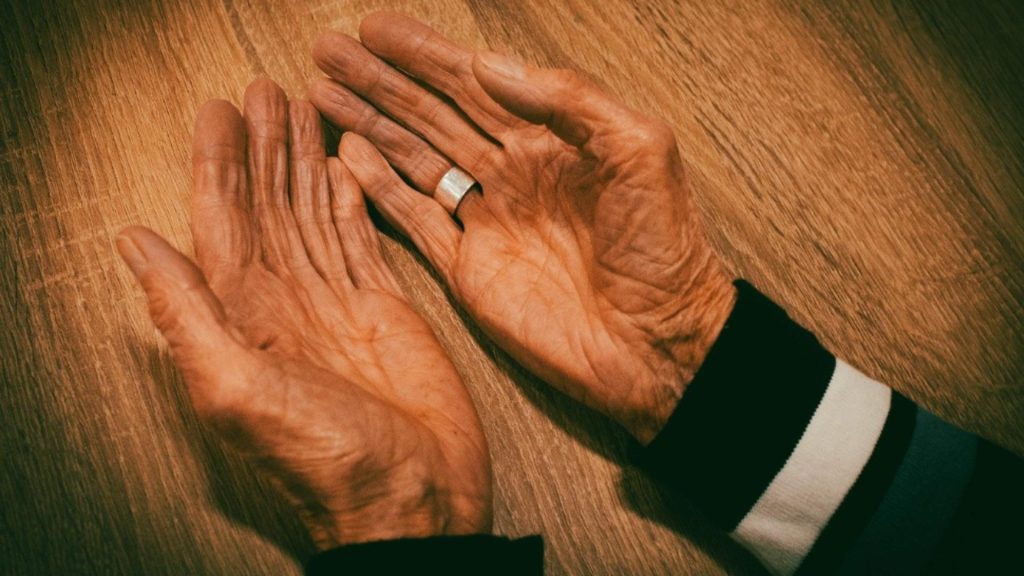 O pensionară din România vrea să dea copiilor de Sărbători peste 100.000 de euro. Cum a făcut rost de bani